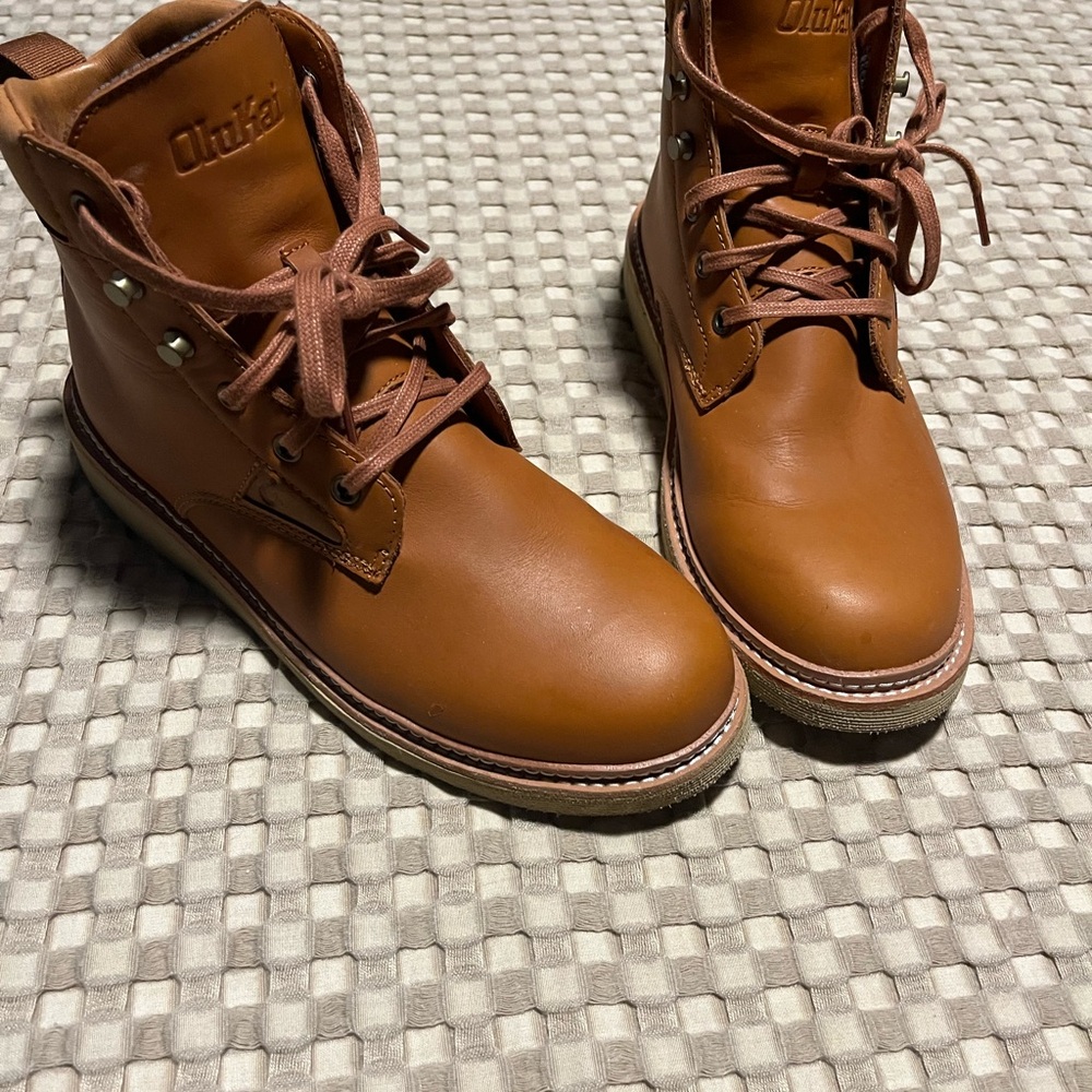 OluKai KilaKila men’s boots sz 9